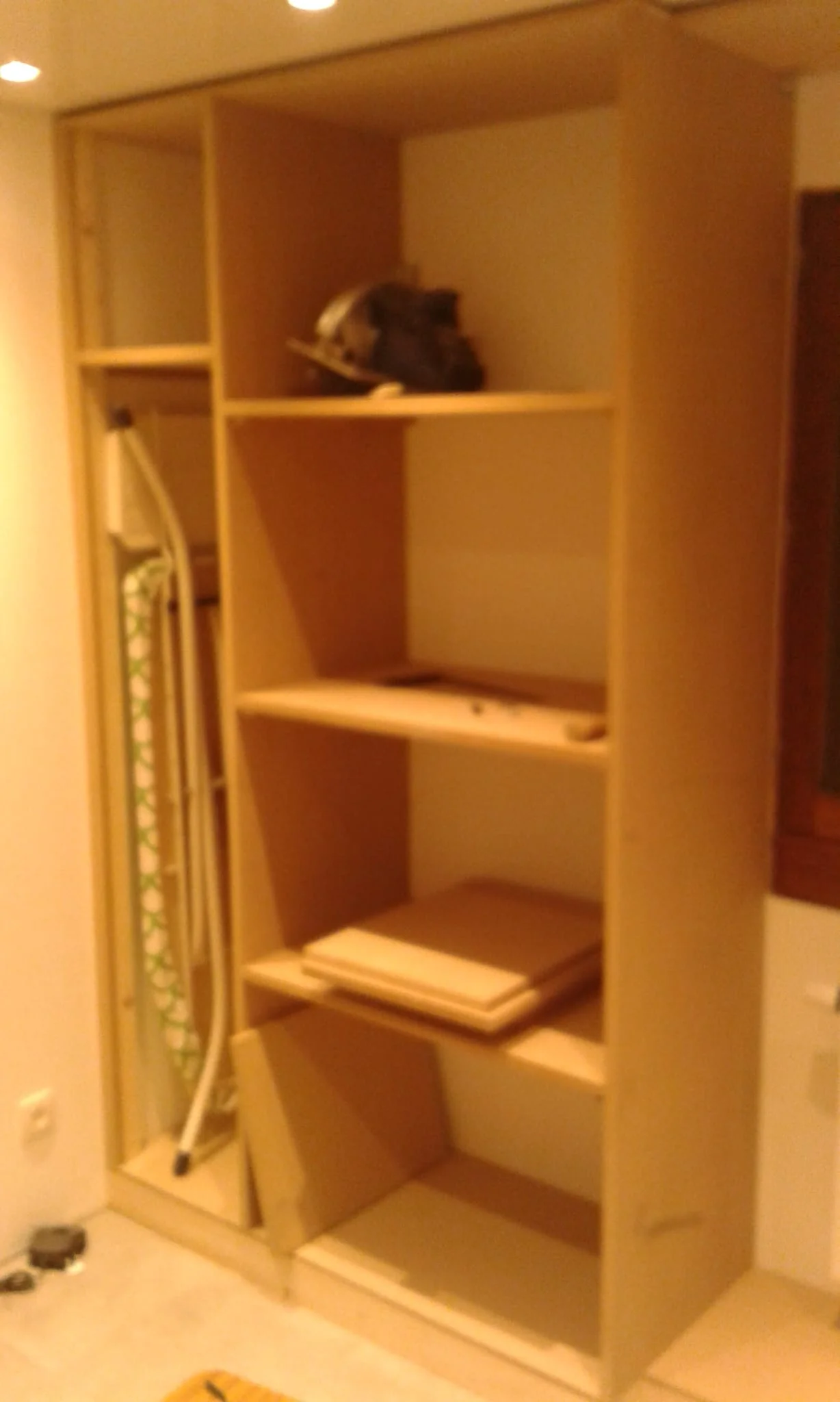 Armoires sur Mesure - Création artisanale en bois massif par Le Petit Menuisier