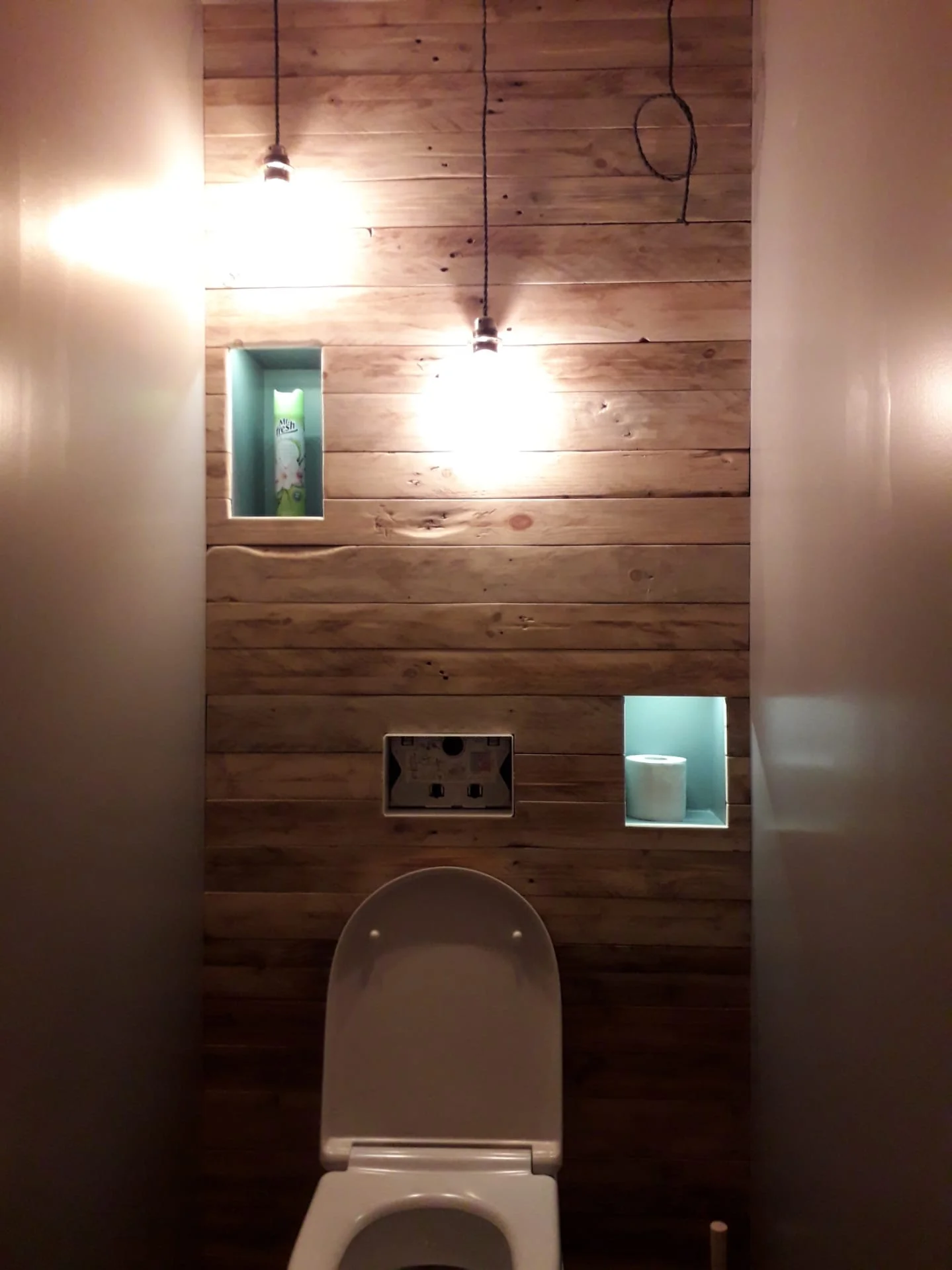 Décoration Mur Toilettes - Création artisanale en bois massif par Le Petit Menuisier